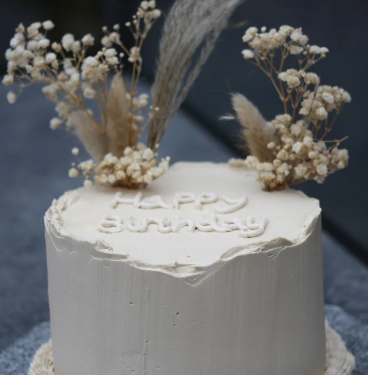Retro blue cake with ruffled decorations